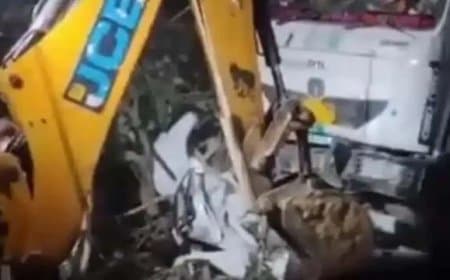हरियाणा: नूंह में सड़क हादसा, सगाई समारोह से लौट रहे कार सवार तीन युवकों की मौत...बुलडोजर से निकाले शव