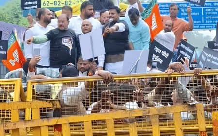 भोपाल में भाजपा-कांग्रेस कार्यकर्ता आमने-सामने: खड़गे के बयान पर बीजेपी का उग्र प्रदर्शन, पुलिस ने चलाया वाटर कैनन
