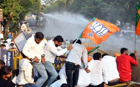 भोपाल में भाजपा-कांग्रेस कार्यकर्ता आमने-सामने: खड़गे के बयान पर बीजेपी का उग्र प्रदर्शन, पुलिस ने चलाया वाटर कैनन