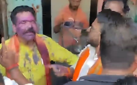 हिंदू उत्सव समिति अध्यक्ष चंद्रशेखर तिवारी के मुंह पर पोती स्याही, इंटरव्यू में जातिसूचक शब्द के इस्तेमाल का आरोप