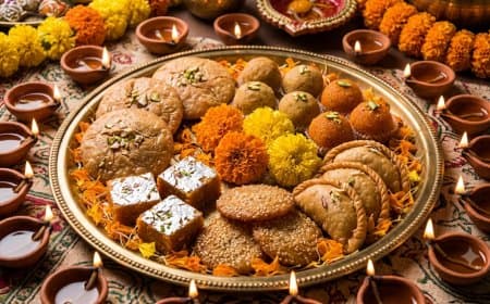 लो आ गई दीपावली.. भारत के विभिन्न राज्यों की पारंपरिक दिवाली मिठाइयां और पकवान