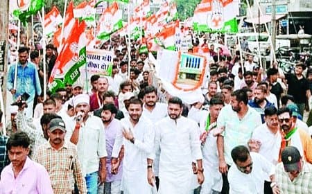 सीधी में स्वास्थ्य व्यवस्था के खिलाफ युवा कांग्रेस का प्रदर्शन, बैरिकेडिंग तोड़ी, वाटर कैनन से रोका