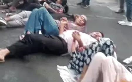 शिक्षक अभ्यर्थियों का फूटा गुस्सा:: बोर्ड ऑफिस चौराहे पर चक्काजाम, पुलिस ने घसीटा तो गाया राष्ट्रगान