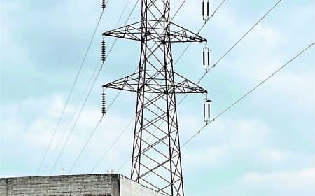 सतना में हाईटेंशन लाइनों के नीचे निर्माण पर कार्रवाई, प्रतिबंधित कॉरिडोर में मिले 94 निर्माणकर्ताओं को नोटिस