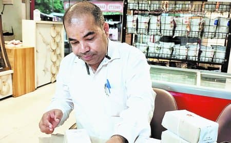 दीपावली से पहले मैहर में खाद्य सुरक्षा विभाग की कार्रवाई, 20 किलो मिलावटी मावा नष्ट, 59 पैक जब्त