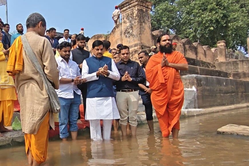 बिहार: पितृपक्ष के अंतिम दिन गयाजी पहुंचे सीएम... फल्गु नदी के तट पर किया विधि-विधान से तर्पण
