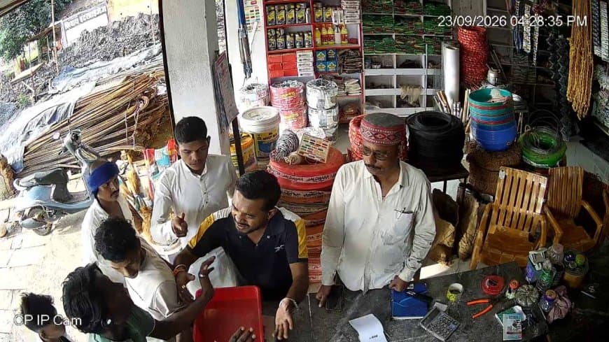 मध्यप्रदेश: मऊगंज में दबंगों की दबंगई, व्यापारी के साथ मारपीट... वीडियो वायरल... व्यापारी से पकड़वाया पैर 