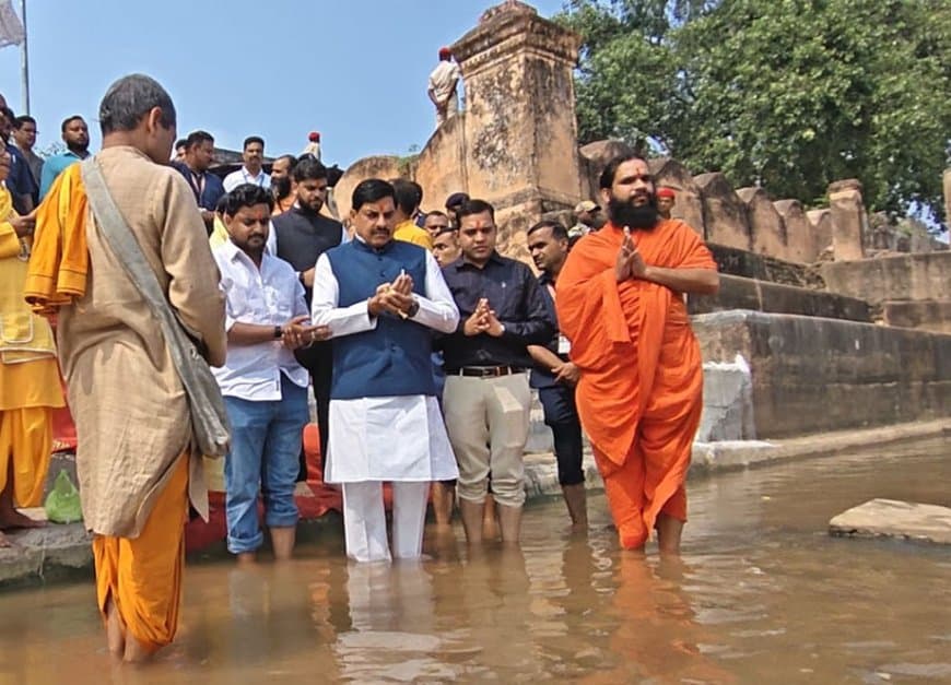 बिहार: पितृपक्ष के अंतिम दिन गयाजी पहुंचे सीएम... फल्गु नदी के तट पर किया विधि-विधान से तर्पण
