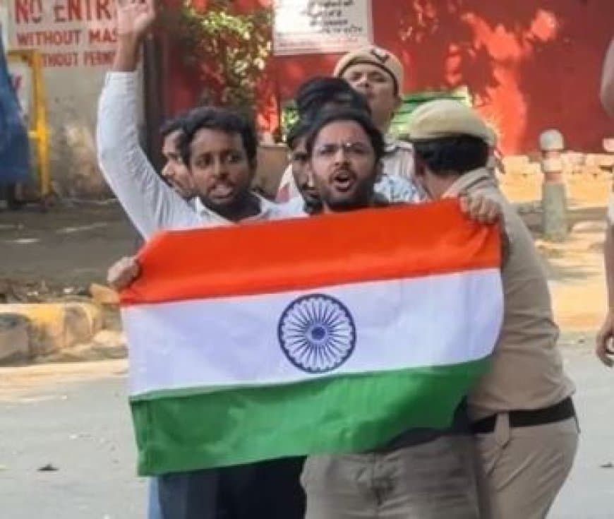 कॉकरोच जनता पार्टी के नेता जंतर-मंतर पर हिरासत में, सौरव दास और आशुतोष रांका गिरफ्तार