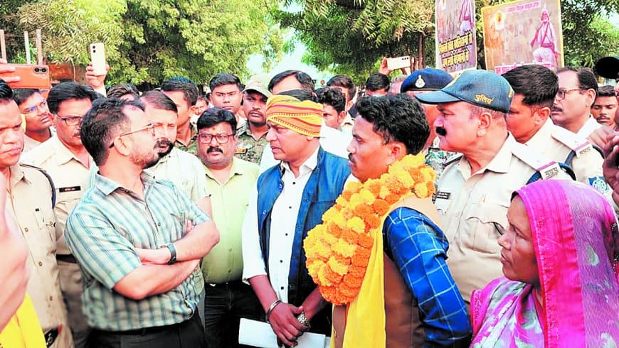 मझगवां में पुश्तैनी जमीन पर प्लांटेशन से भड़का आदिवासी आक्रोश, सात मांगों के साथ तहसील गेट पर धरना