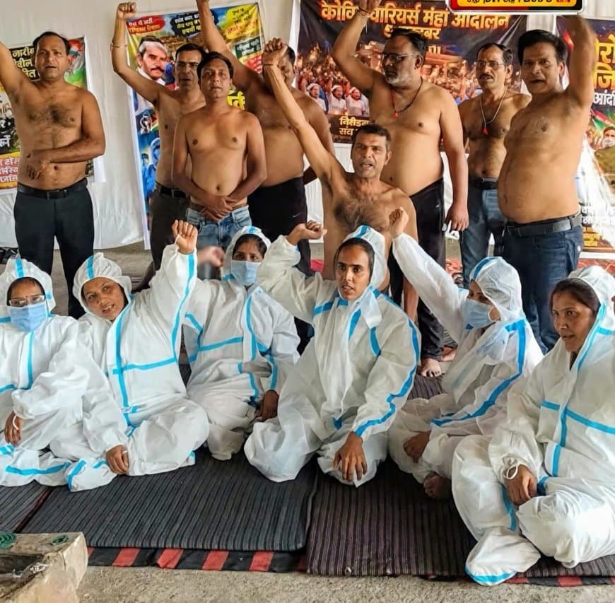 भोपाल में आयुष डॉक्टरों का अर्धनग्न प्रदर्शन, PPE किट पहनकर पुनर्बहाली की मांग