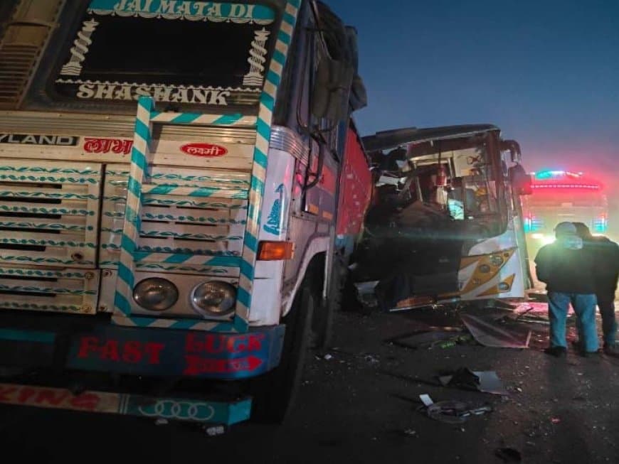 छत्तीसगढ़: अंबिकापुर से रायपुर जा रही बस ट्रक से भिड़ी, तीन लोगों की मौत और आठ लहूलुहान 