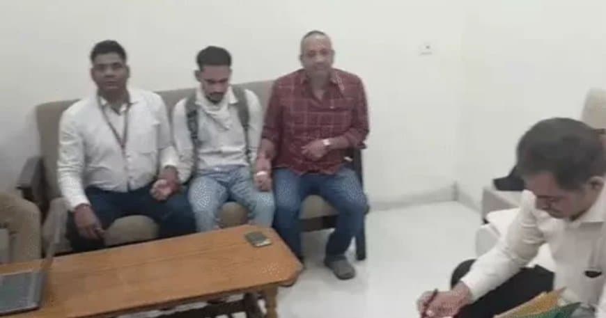 इंदौर नगर निगम का सब इंजीनियर लोकायुक्त के हत्थे चढ़ा: पानी के टैंकर का बिल पास करने की एवज में मांग रहा था रिश्वत