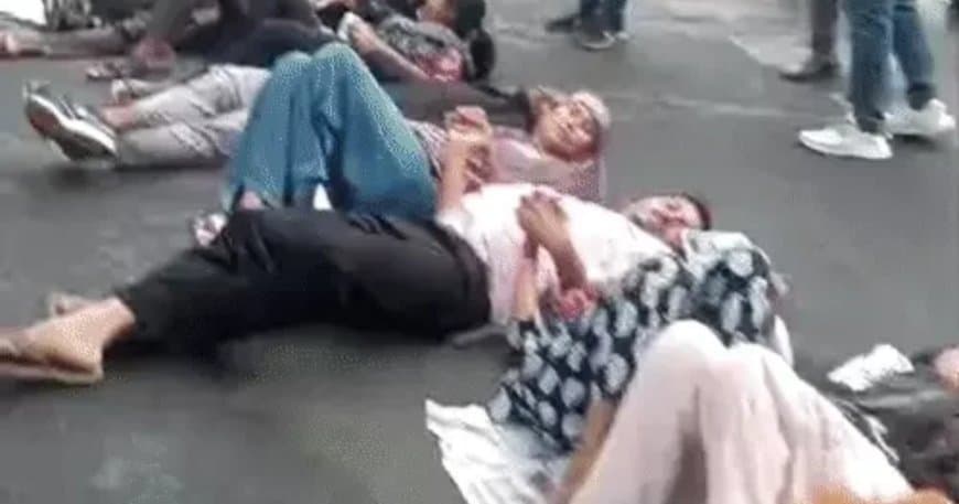 शिक्षक अभ्यर्थियों का फूटा गुस्सा:: बोर्ड ऑफिस चौराहे पर चक्काजाम, पुलिस ने घसीटा तो गाया राष्ट्रगान
