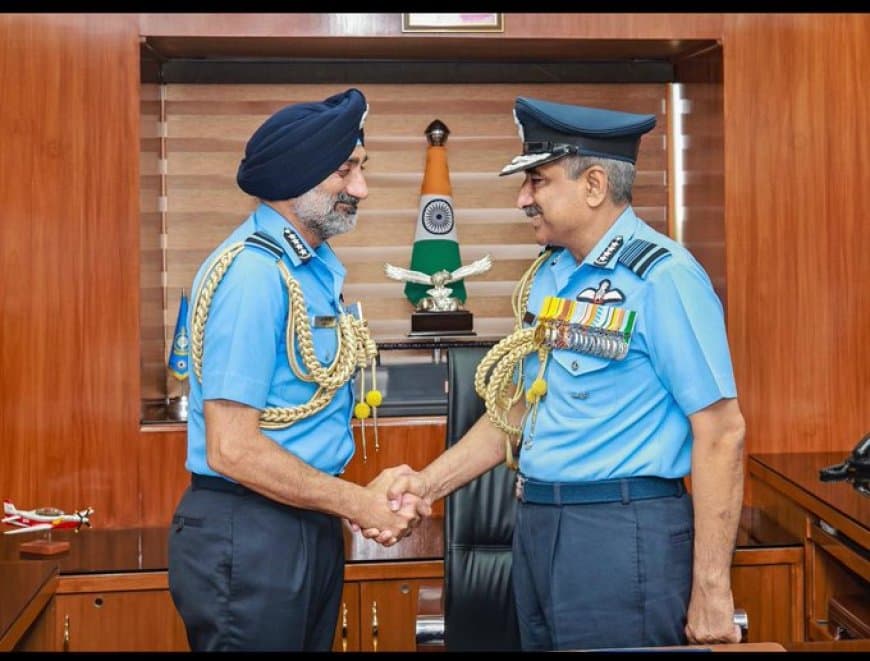 एयर मार्शल आशुतोष दीक्षित ने संभाला वायुसेना प्रमुख का पदभार, जानिए उनके बारे में सब कुछ