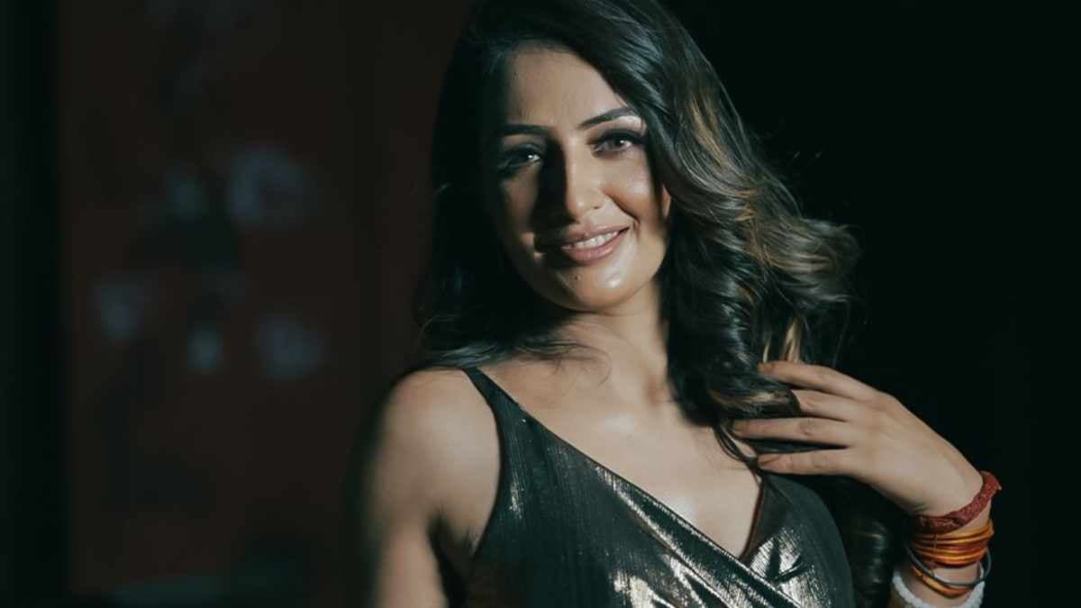 Bigg Boss OTT 3 : Vadapav Girl 'Chandrika Dixit' Reveals How Much She Earns Per Day By Selling Vada Pav In Delhi