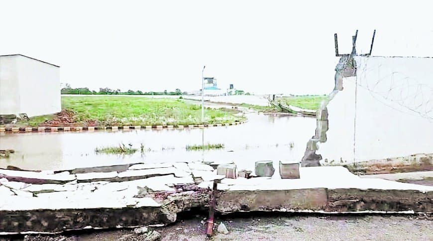 एयरपोर्ट की बाउंड्री धड़ाम, इंजीनियरिंग में गड़बड़ी या कुछ और..., उठ रहे सवाल एयरपोर्ट की बाउंड्री धड़ाम, इंजीनियरिंग में गड़बड़ी या कुछ और..., उठ रहे सवाल