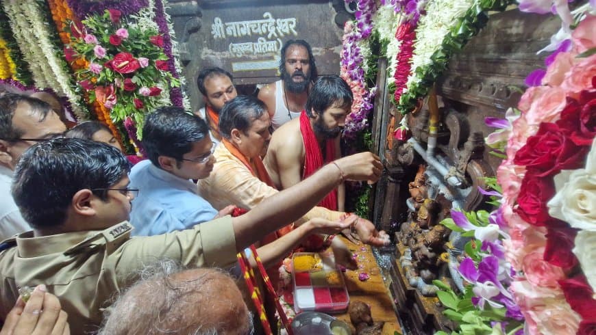 रात 12 बजे खुले नागचंद्रेश्वर के पट... ढाई लाख भक्तों ने किए दर्शन रात 12 बजे खुले नागचंद्रेश्वर के पट... ढाई लाख भक्तों ने किए दर्शन