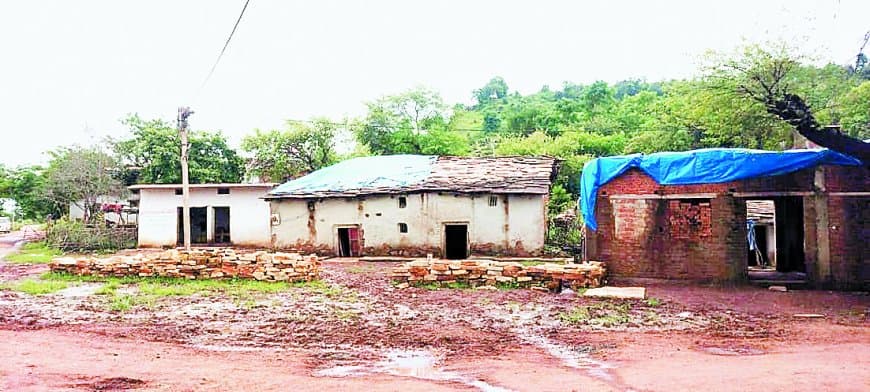 कांग्रेस नेता श्रीकांत दीक्षित और आदिवासी परिवारों को प्रशासन का नोटिस, पुश्तैनी घरों को अवैध बताकर मचा हड़कंप, राजनैतिक द्वेष के आरोप कांग्रेस नेता श्रीकांत दीक्षित और आदिवासी परिवारों को प्रशासन का नोटिस, पुश्तैनी घरों को अवैध बताकर मचा हड़कंप, राजनैतिक द्वेष के आरोप