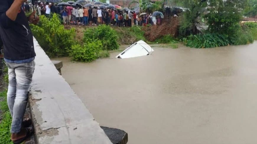 गोंडा में श्रद्धालुओं से भरी बोलेरो नहर में पलटी, 11 लोगों की मौत गोंडा में श्रद्धालुओं से भरी बोलेरो नहर में पलटी, 11 लोगों की मौत