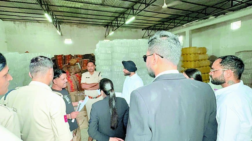 अनूपपुर में बृजधाम ट्रेडर्स पर छापा: पतंजलि महाकोष ब्रांड की नकल कर बेच रहा था नकली तेल, भारी मात्रा में पैकेजिंग सामग्री जब्त, फैक्ट्री सील अनूपपुर में बृजधाम ट्रेडर्स पर छापा: पतंजलि महाकोष ब्रांड की नकल कर बेच रहा था नकली तेल, भारी मात्रा में पैकेजिंग सामग्री जब्त, फैक्ट्री सील