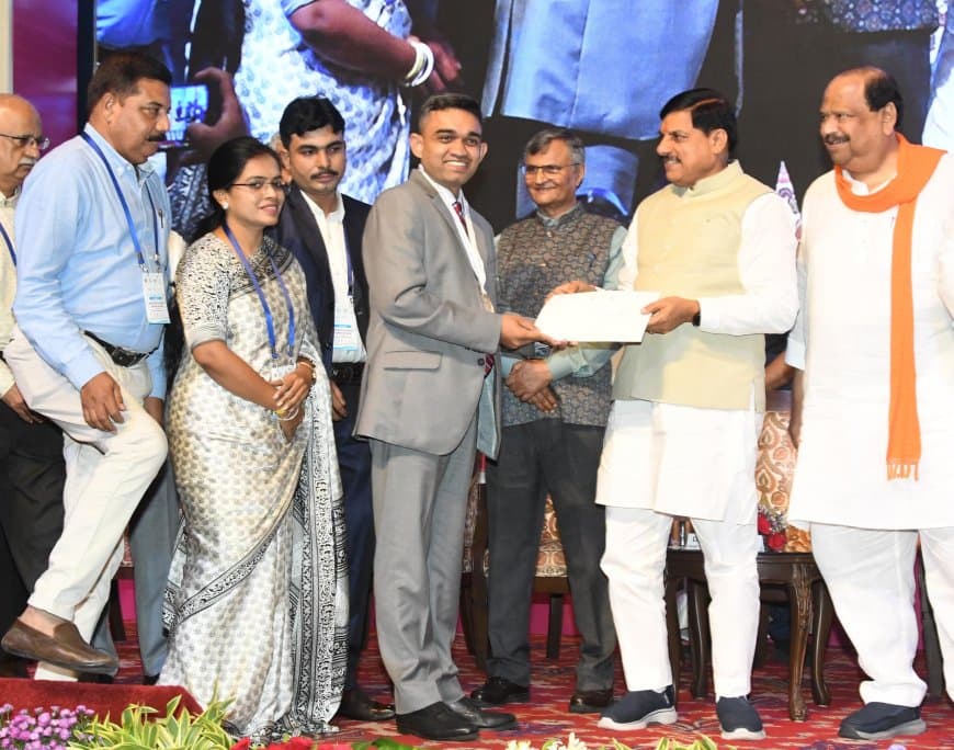 आठ कलेक्टरों को गोल्ड मेडल... सीएम ने कहा- अच्छे काम पर साथ हैं... कमी करेंगे तो सरकार देख रही आठ कलेक्टरों को गोल्ड मेडल... सीएम ने कहा- अच्छे काम पर साथ हैं... कमी करेंगे तो सरकार देख रही