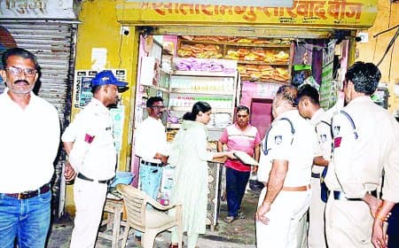 रीवा में एसडीएम ने मुंह बांधकर की खाद खरीद की कोशिश, ब्लैक मार्केटिंग करते रंगेहाथ पकड़ा दुकानदार, दुकान सीज