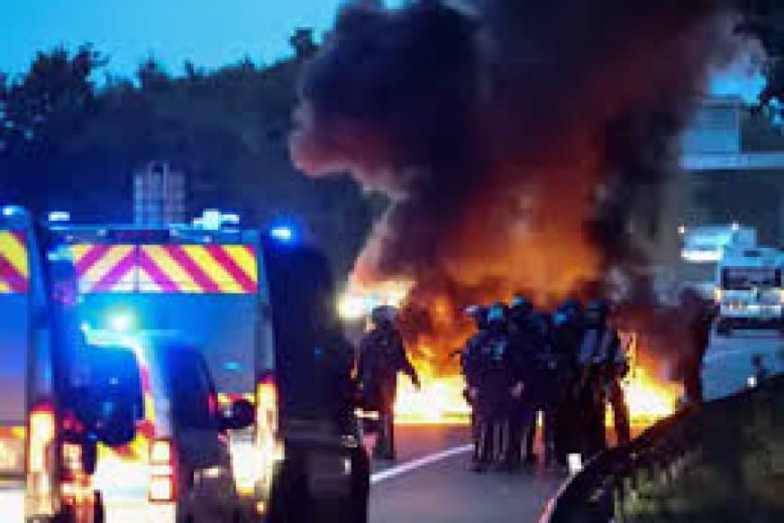 फ़्रांस में सरकार विरोधी प्रदर्शन: जानें क्यों भड़का 'ब्लॉक एवरीथिंग' आंदोलन