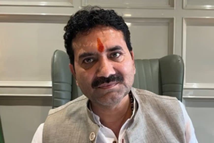 इंदौर में अब विधायक की बस ने बाइक सवार को कुचला, तीन की मौत इंदौर में अब विधायक की बस ने बाइक सवार को कुचला, तीन की मौत