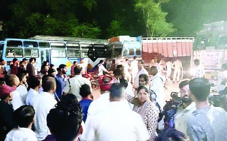 पवई में दशहरा जुलूस पर रफ्तार का कहर: बोलेरो ने भीड़ को कुचला, दो की मौत, 25 घायल, आक्रोशित ग्रामीणों ने किया चक्का जाम