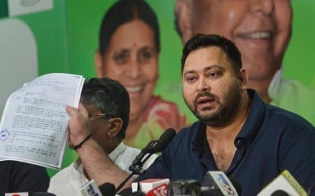 तेजस्वी का एलान...सरकार बनी तो संविदा कर्मी होंगे स्थाई, जीविका दीदियों का कर्ज माफ