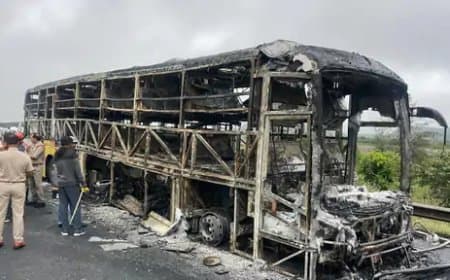 आंध्र प्रदेश बस त्रासदी: 20 मौतों का रहस्य, नशे में धुत बाइक सवार का वीडियो, और 234 स्मार्टफोन में ब्लास्ट