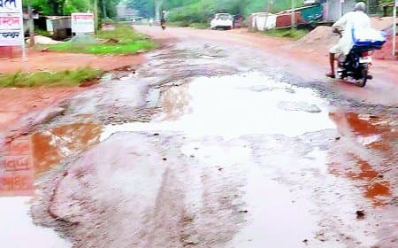 गढ़ क्षेत्र में राष्ट्रीय राजमार्ग-27 की भयावह हालत - छह वर्षों से गड्ढों में तब्दील सड़क पर जनता का फूटा आक्रोश