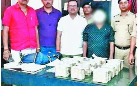 मुंबई के जवेरी बाजार से 1 करोड़ लेकर फरार कर्मचारी मानिकपुर में धराया — हावड़ा मेल में बाथरूम में छिपे आरोपी के पास से 80 लाख रुपये बरामद