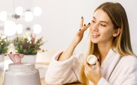 घर पर ही बनाकर लगा लें ये नाइट क्रीम, रातभर में चमक जाएगा चेहरा