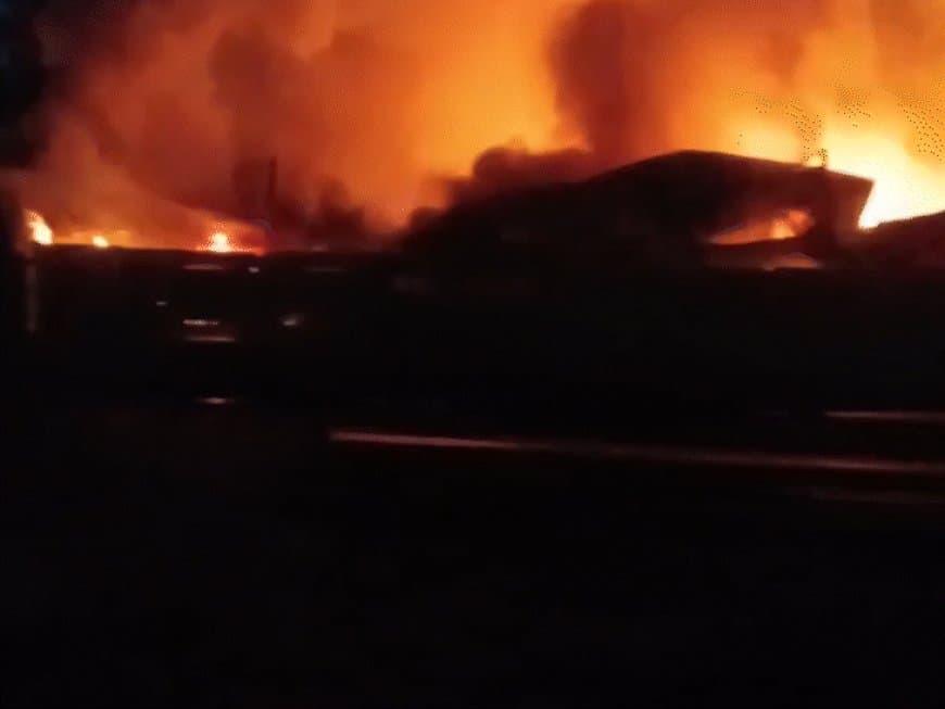 इंदौर... आधी रात केमिकल फैक्ट्री में लगी आग... चार मंजिला बिल्डिंग खाक इंदौर... आधी रात केमिकल फैक्ट्री में लगी आग... चार मंजिला बिल्डिंग खाक