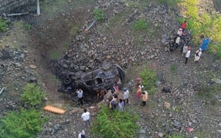मध्यप्रदेश... रतलाम में बेकाबू कार खाई में गिरी... पांच की मौत
