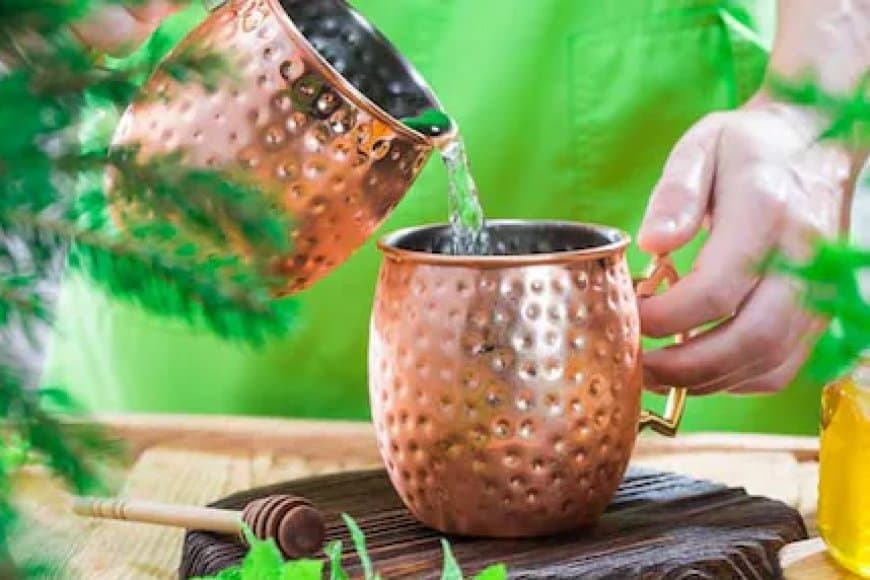 तांबे के बर्तन में पानी पीना अत्यंत स्वास्थ्यवर्धक, जानें इसका तरीका