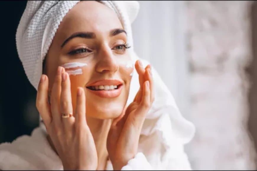 चेहरे पर बॉडी लोशन लगाने से पहले जान लें हकीकत, नहीं तो हो सकता है बड़ा नुक्सान