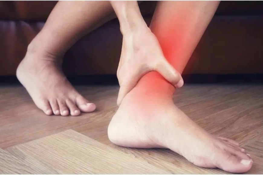 पैर में दर्द होने के साथ दिख रहे हैं ये लक्षण तो हो सकती है बड़ी समस्या