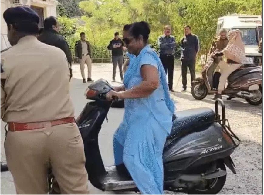 इंदौर पुलिस का 'ज़ीरो टॉलरेंस', ड्यूटी पर बिना हेलमेट आए जवानों के भी कटे चालान इंदौर पुलिस का 'ज़ीरो टॉलरेंस', ड्यूटी पर बिना हेलमेट आए जवानों के भी कटे चालान