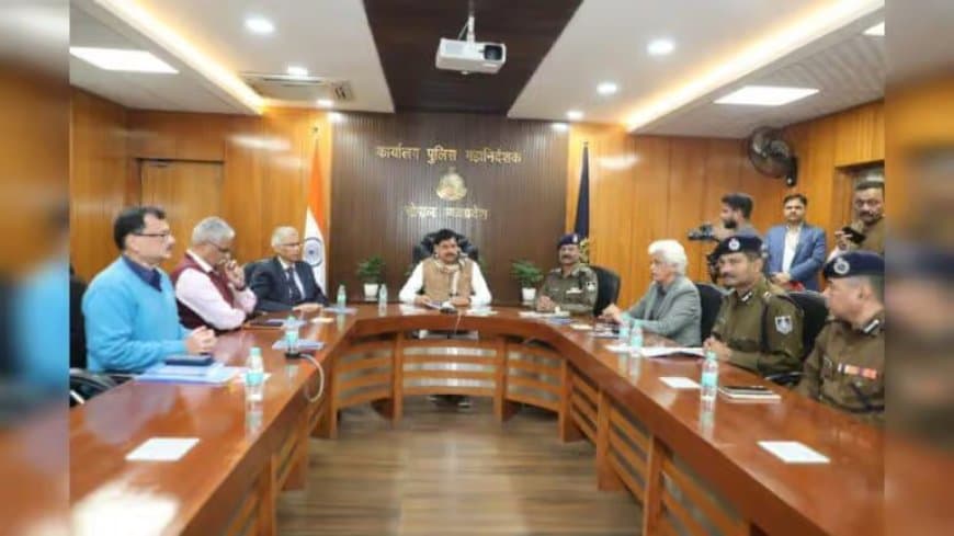 सीएम यादव ने लॉ एंड ऑर्डर पर लगाई अधिकारियों की क्लास , रायसेन रेप केस पर सीएम का कड़ा रुख, एसपी को हटाया सीएम यादव ने लॉ एंड ऑर्डर पर लगाई अधिकारियों की क्लास , रायसेन रेप केस पर सीएम का कड़ा रुख, एसपी को हटाया