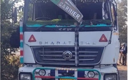 मंडला... पिकअप को मारी टक्कर... पलटा ट्रक... तीन की मौत