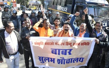 भोपाल में 'बाबरी मस्जिद' की नींव का विरोध: हिंदू संगठनों का प्रदर्शन, पुलिस ने जब्त किए विवादास्पद पोस्टर