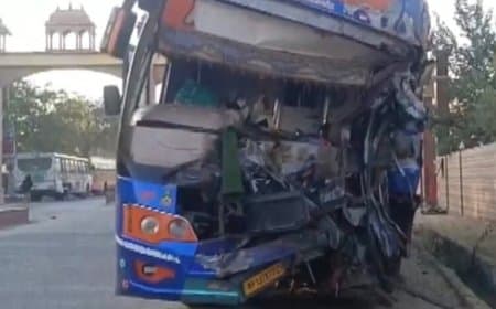 राजस्थान... सीकर में ट्रक से भिड़ी बस, तीन श्रद्धालुओं की मौत