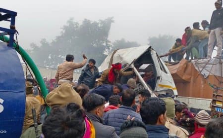 उत्तर प्रदेश... कोहरे के चलते अब आगरा-जयपुर हाईवे पर छह वाहनों में टक्कर