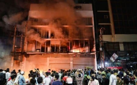 बांग्लादेश में फिर भड़की हिंसा....भीड़ ने अवामी लीग का दफ्तर फूंका