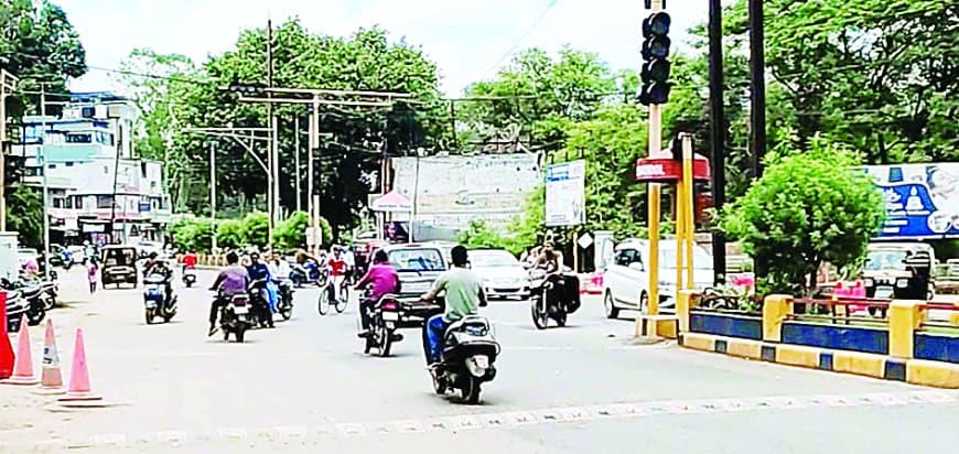 रीवा में ट्रैफिक सिग्नल बना मज़ाक, 80 फीसदी वाहन चालक नियम तोड़ने को बेपरवाह: ऑनलाइन चालानी व्यवस्था ठप, हादसों का खतरा बरकरार रीवा में ट्रैफिक सिग्नल बना मज़ाक, 80 फीसदी वाहन चालक नियम तोड़ने को बेपरवाह: ऑनलाइन चालानी व्यवस्था ठप, हादसों का खतरा बरकरार