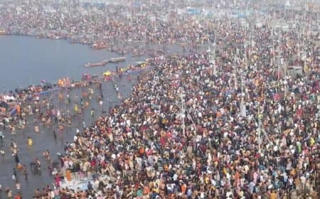 पौष पूर्णिमा... हर-हर गंगे की गूंज के साथ संगम में लगा रहे डुबकी