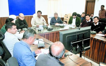 सीएम हेल्पलाइन लापरवाही पर कलेक्टर ने तीन तहसीलदार सहित बीस अधिकारियों को नोटिस जारी